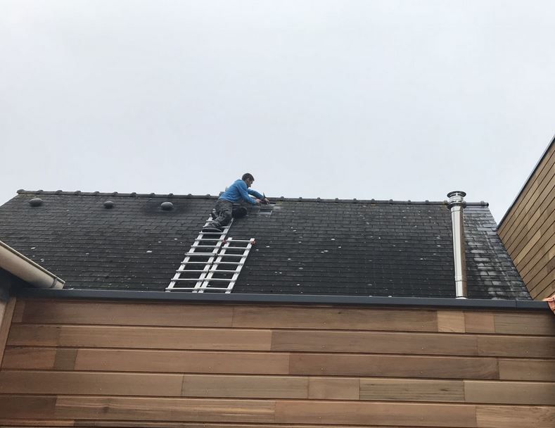 Mise en place d'une ventilation sur le toit d'une maison près de Brest