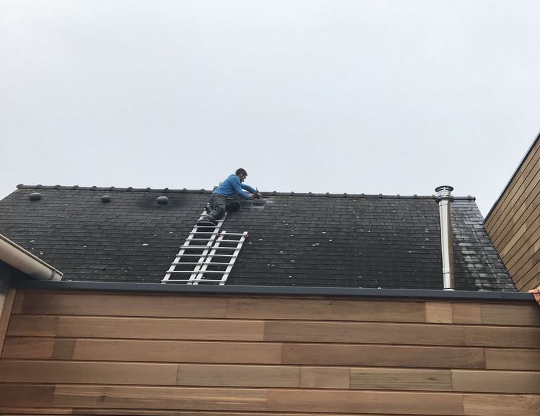 Mise en place d'une ventilation sur le toit d'une maison près de Brest Mise en place d'une ventilation sur le toit d'une maison près de Brest