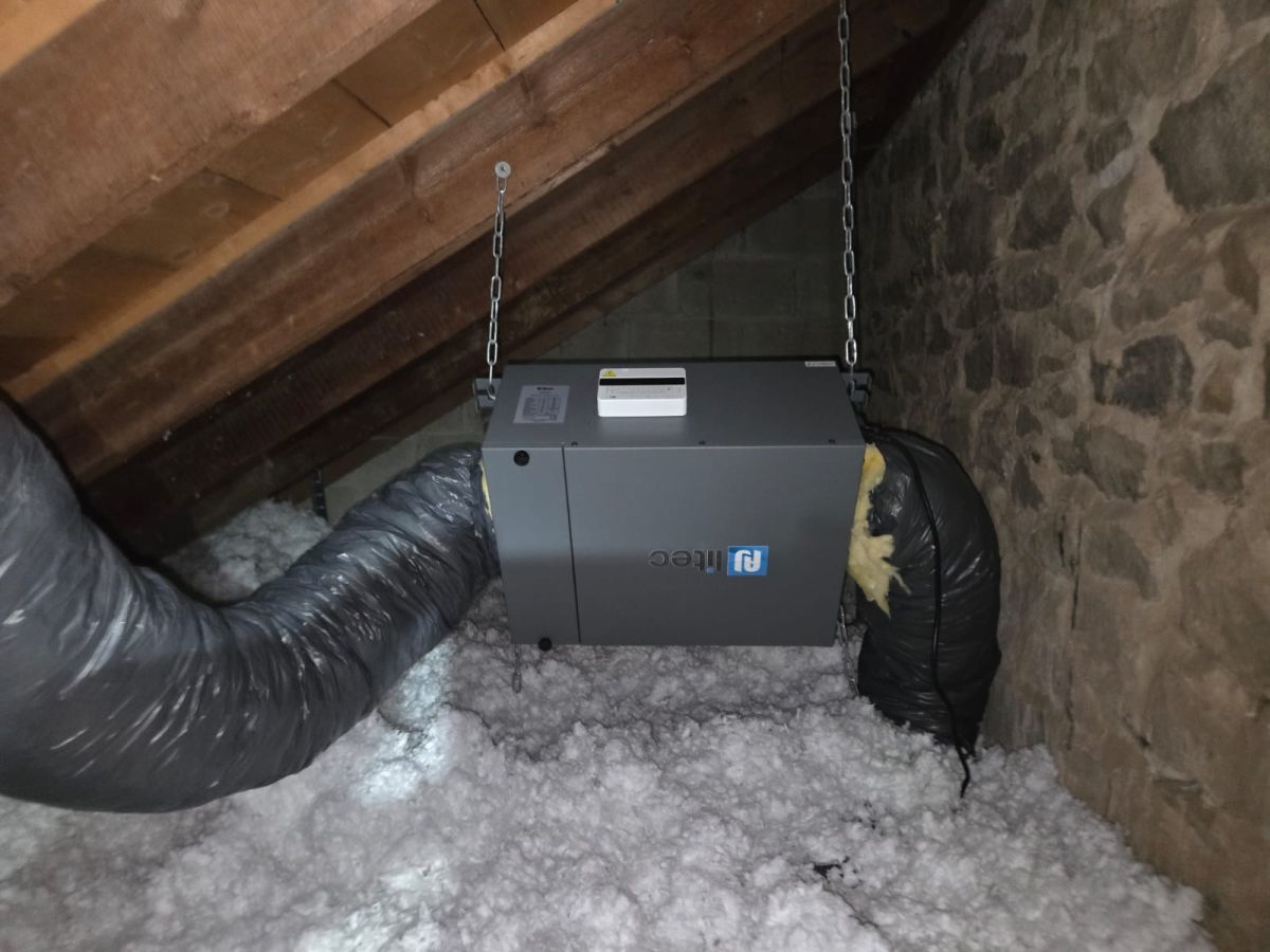 Ventilation AJILITEC install&eacute;e dans les combles avec prise d'air ext&eacute;rieure